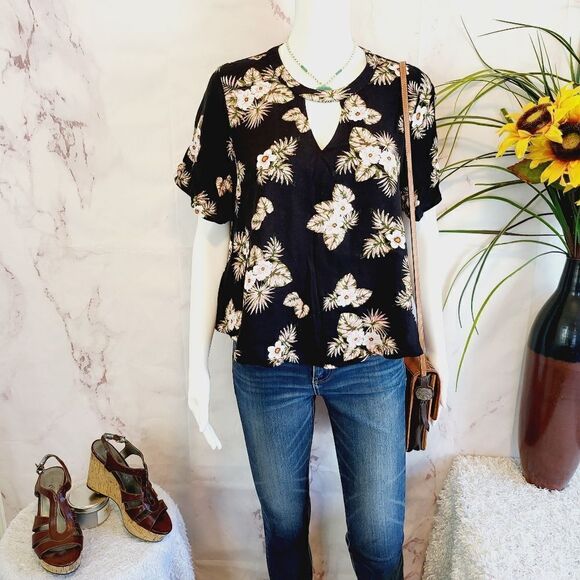 Urban Outfitters Elodie floral print top keyhole v neckline top - Picture 1 of 8